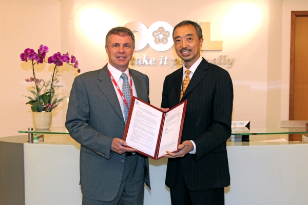 (R-L) Mr. Stephen Ng, Director of Trades of OOCL received the Verification Certificate from Mr. John Rowley, President of Lloyd's Register Asia Pacific