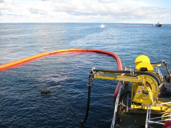 Offering a complete oil spill response solution; NorLense booms contain the spill and recovering onto a vessel with the Framo TransRec Oil Skimmer System
