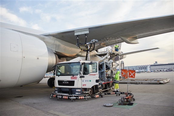 Fueling of the aircraft in Frankfurt (Picture credit Lufthansa Cargo AG / Oliver Roesler)