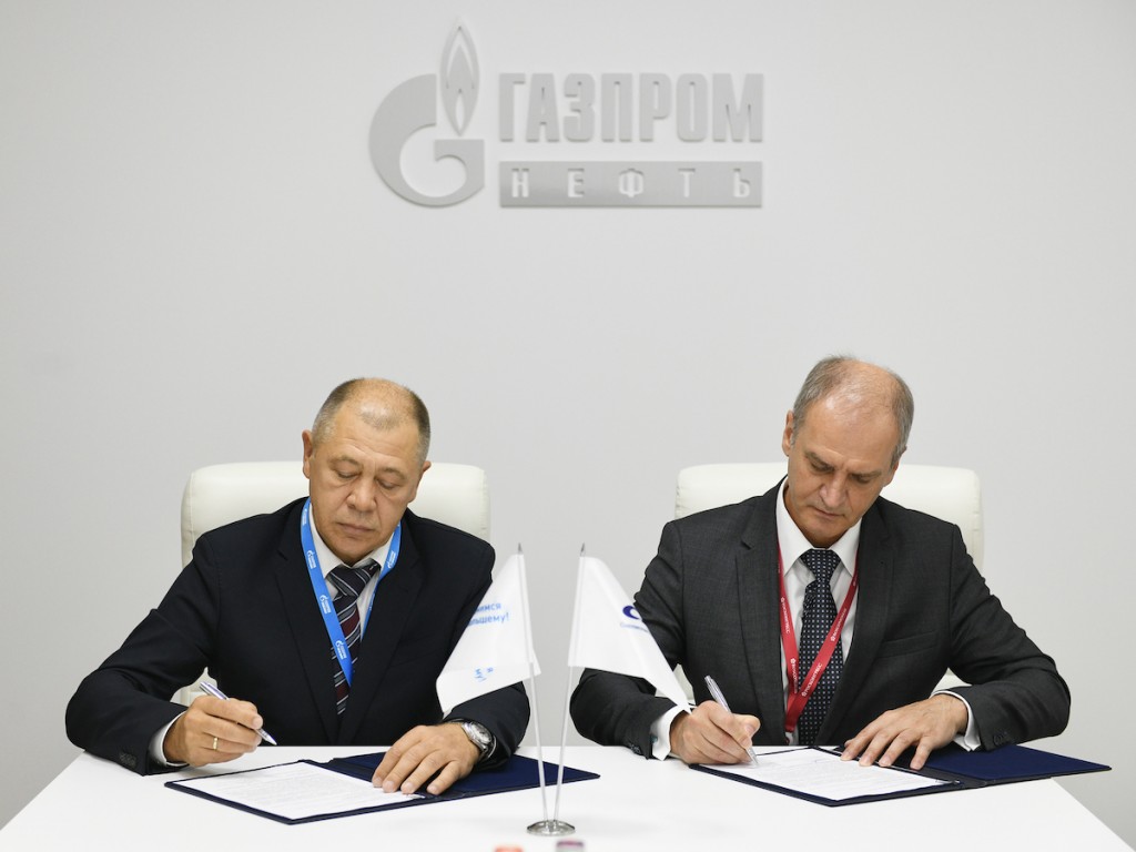SCF's Igor Tonkovidov (Right) and Andrey Vasilyev (CEO Gazprom Neft Marine Bunker) at Gazprom Neft signing