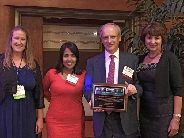 Award ceremony of the Agriculture Transportation Coalition (AgTC) in Long Beach: (l. to r.) Lori McGinty (Barenbrug USA Inc./AgTC Board Member), Lucia Zorilla-Riese, Jürgen Pump and Oli Reichl (all Hamburg Süd).