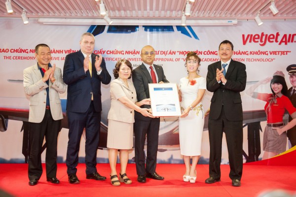 Mr. Vinoop Goel, presents the IATA membership certificate to Vietjet’s President & CEO Nguyen Thi Phuong Thaowith witness of Mr. Lai Xuan Thanh, Head of Civil Aviation Authority of Vietnam copy
