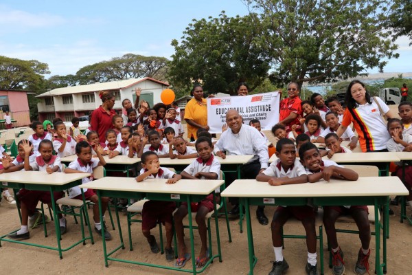 Students of the Baruni primary school in Motu-Koitabu village at Port Moresby joins Edward Muttiah, ICTSI South Pacific CEO (center) and Filipina C. Laurena, ICTSI Foundation Deputy Executive Director (right) during the turn-over of tables and chairs donated by ICTSI’s Papua New Guinea unit last 1 August 2018.
