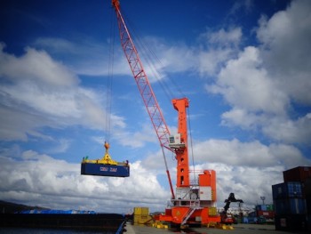 MHC’s first lift, a forty foot container, at the Tacloban port. This is the first time in the port’s history that a proper container crane is in place. 