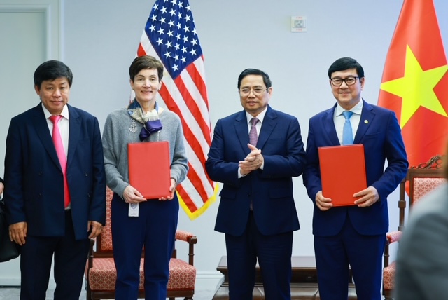 Stephanie von Friedeburg – IFC's Senior Executive Vice President (second from left) and Tran Hoai Nam – HDBank's Deputy General Director (first from right) hand over the signing document under the witness of Viet Nam's Prime Minister Pham Minh Chinh (second from right).