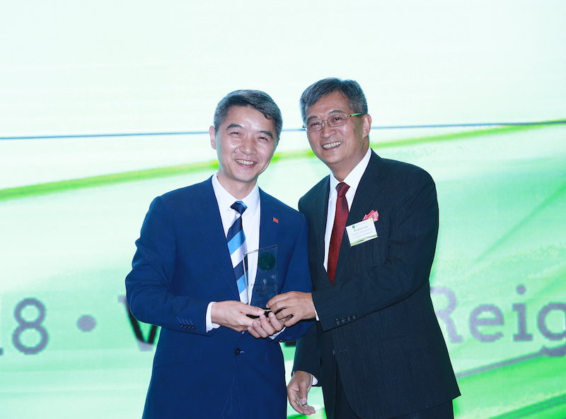 Jack Zhou, AAL (Left) receiving the award from Patrick Lam, Yantian International Container Terminals (Right)