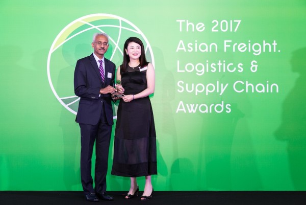 Jenny Zhao of AirBridgeCargo recieves the award from Sachi Bala of SATS Cargo