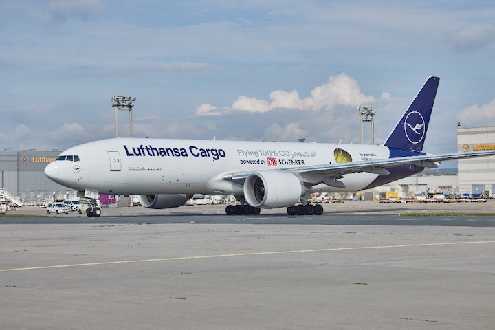 Joint aircraft branding for a joint mission: DB Schenker and Lufthansa Cargo extend their CO2-neutral air freight offer. 