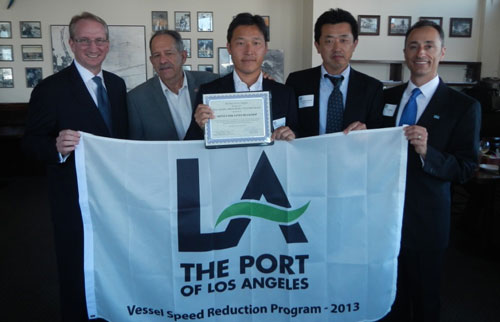 At the Los Angels Vessel Speed Reduction Award ceremony. Third from left is Mitsui O.S.K. Bulk Shipping (U.S.A), LLC. General Manager Ryosuke Sugimoto, fourth Mitsui O.S.K. Bulk Shipping (U.S.A), LLC. General Manager General Manager Seiji Kawada, and fifth MOL (America) Inc. District Sales Manager Tim Ashley