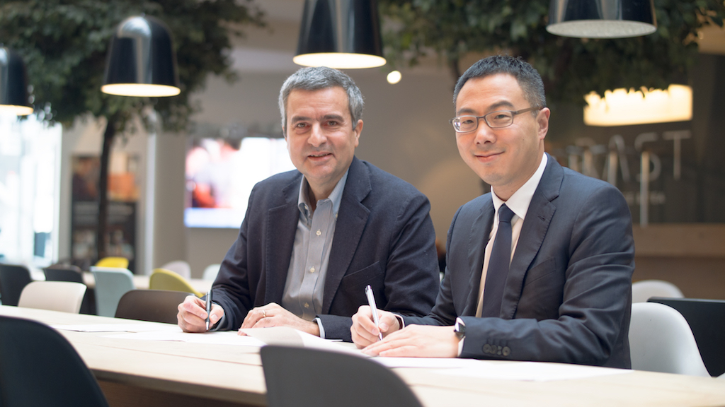 Luca Crisciotti, CEO of DNV GL - Business Assurance (left) and Sunny Lu, CEO of VeChain