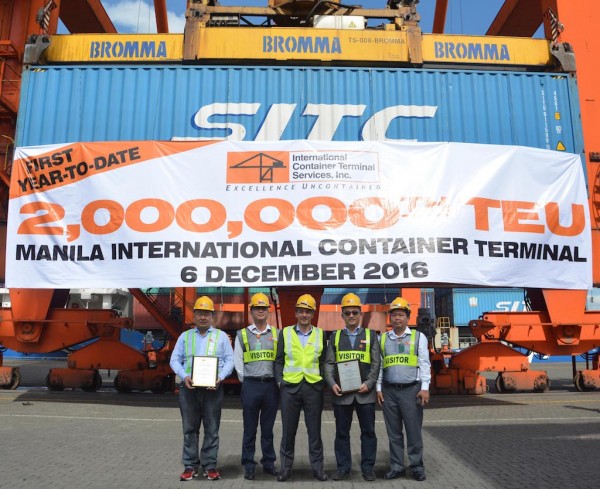 Awarding of commemorative plaques (from left): Captain Li Qinghua, SITC Osaka Vessel Master; Huang Ping, SITC Import Assistant Manager; Mr. Gonzalez; Mr. Quan; and Carmelo Tejero, SITC Senior Operations Manager.