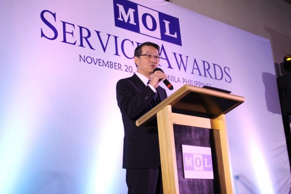 MOL President & CEO Junichiro Ikeda delivers a greeting at the long-service awards ceremony.