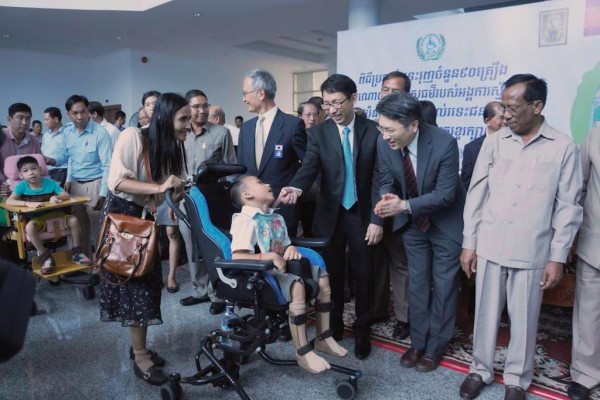 At the ceremony commemorating the donation: Sukit Rungpipat, Senior Advisor to MOL Cambodia (3rd from right), Kensuke Oda, Director of the Volunteers Group to Send Wheelchairs to Overseas Children (4th from right), Vong Sauth, President of Disability Action Council, Cambodia (far right)