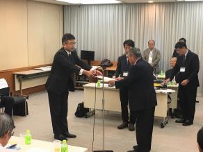 MOL Managing Executive Officer Masanori Kato (Left) receives the award certificate and memento.