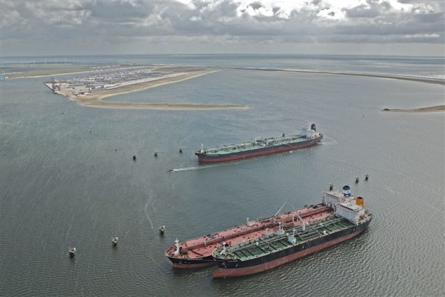 At dolphin 90, at the bottom of the picture, the Chemtrans Sea is transferring oil products from the Blue Marlin. The Princimar Loyalty is moored at dolphin 91. 