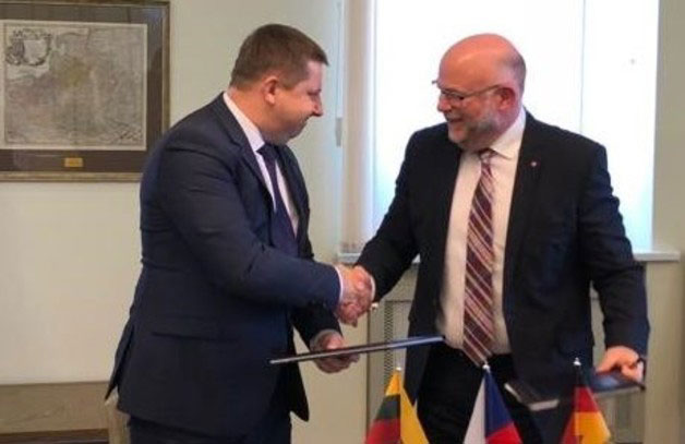 Axel Mattern, Joint CEO of Port of Hamburg Marketing, and Egidijus Lazauskas, Deputy Director-General and Director Freight Traffic for Lithuanian Railways, have signed a Memorandum of Understanding in Vilnius to strengthen cooperation on the routes to and from the Port of Hamburg.