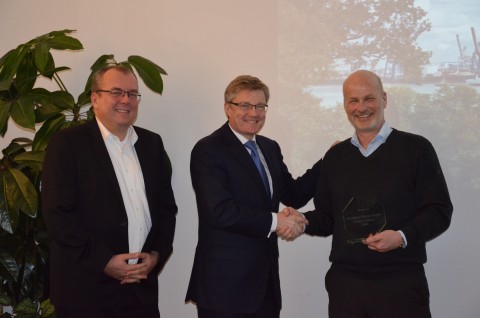 Presentation of the Panalpina award at Hamburg Süd headquarters: (l-r) Jörg Twachtmann (Global Head of Ocean Freight FCL, Panalpina), Peter Frederiksen (Member of the Executive Board of Hamburg Süd) and Frank Hercksen (Global Head of Ocean Freight, Panalpina).