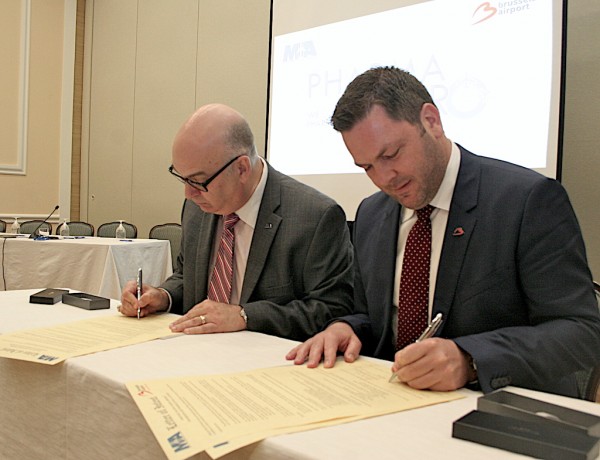 From left: Miami-Dade Aviation Director Emilio T. González (left) and Steven Polmans, Head of Cargo Sales and Marketing at Brussels Airport, sign Pharma.Aero into effect in 2016;