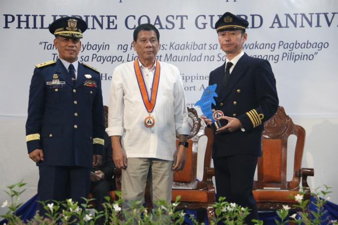 center: President Rodrigo R. Duterte, right: MOL Capt. Nobuyuki Mochizuki
