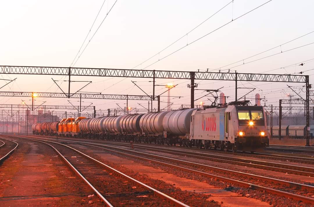 3 locomotives with each carrying 72,000kg / 13700 x 3070 x 4650 from Romania to the Czech Republic