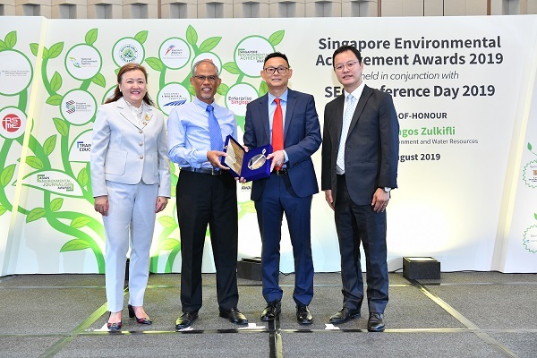 From L to R: Ms. Isabella Huang-Loh, Chairman of the Singapore Environment Council; Mr. Masagos Zulkifli, Minister for the Environment and Water Resources of Singapore; Mr. Richard Hew, Managing Director of OOCL (Singapore) Pte. Ltd.; and Mr. Richard Loo, General Manager of CITIC Telecom International (SEA) Pte Ltd. (SEAA award category sponsor)