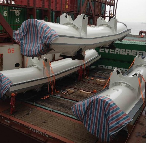 The stevedores load 7*40’ flat racks side by side on the position and lie the tubes onto 7*40’FR (1 group) 