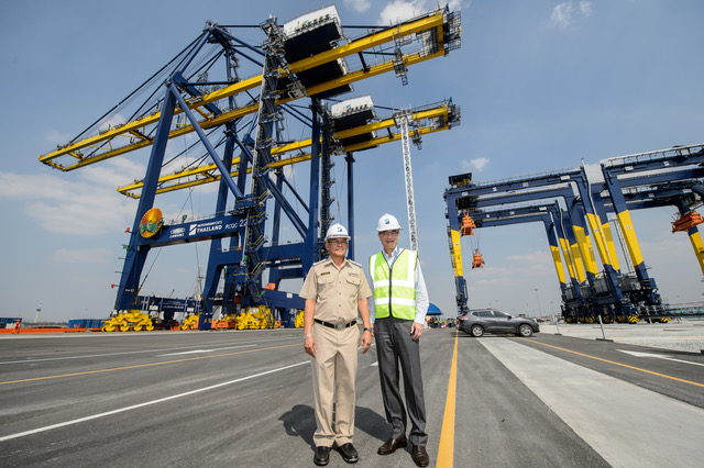 Mr. Stephen Ashworth (right), Managing Director - Thailand & South East Asia - Hutchison Ports, together with Pol. Capt. Thanabodee Toopteanrat (left), Director Office of Operations of Laem Chabang Port, at a ceremony to mark the delivery of 3 super post-panamax quay cranes – among the world’s largest quay cranes – and 8 electric rubber tyred gantry cranes at Terminal D, Laem Chabang Port. The cranes are an integral part of the Terminal D development as well as the Eastern Economic Corridor (EEC) project under Thailand 4.0 scheme.