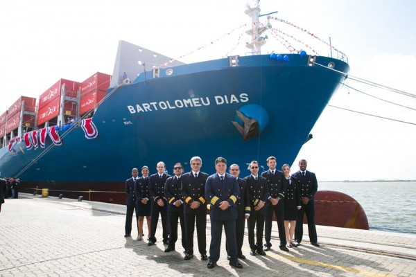 The crew of the “Bartolomeu Dias”, with Captain Marcelo Laurindo Julião ahead.