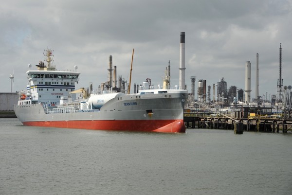 Ternsund, the first sea-going vessel to bunker LNG (liquefied natural gas) in Rotterdam (Ries van Wendel de Joode)