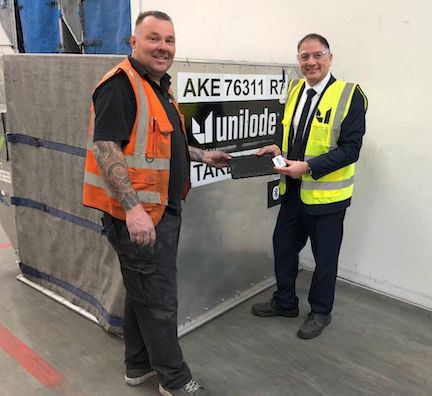 Ross Marino, CEO (right) and Paul Beunder, Chief Inspector (left), digitising a Unilode container with a Bluetooth tag at Unilode's repair station in Amsterdam