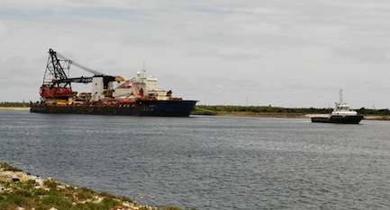 The ‘Hyundai 60’ barge under tow, passing the Vridi Channel to enter in the port of Abidjan 