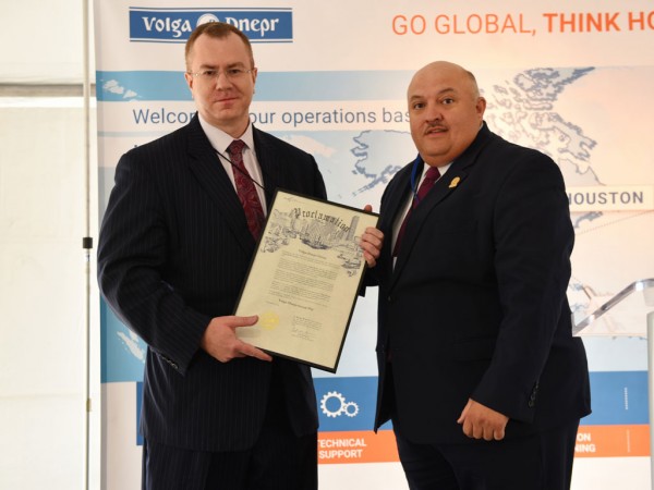 Konstantin Vekshin (left), Executive President, Charter Cargo Operations of Volga-Dnepr Group, and Jesus H. Saenz Jr., Chief Operating Officer (COO) for the Houston Airport System (HAS)
