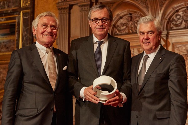Pleased to be awarded with the HANSE GLOBE: Dr Ottmar Gast, Chairman of the Executive Board of Hamburg Süd (m.), together with Prof Dr Peer Witten, Chairman of Logistik-Initiative Hamburg e.V. (l.) and Frank Horch, Senator of Hamburg for Ministry of Economics, Transport and Innovation (r.), (photo: Hinrich Franck)