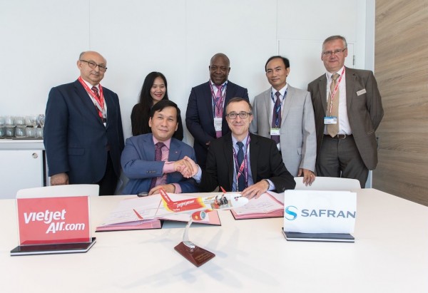 Vietjet Vice President Dinh Viet Phuong and Safran Vice President of Services & MRO François Planaud at the signing