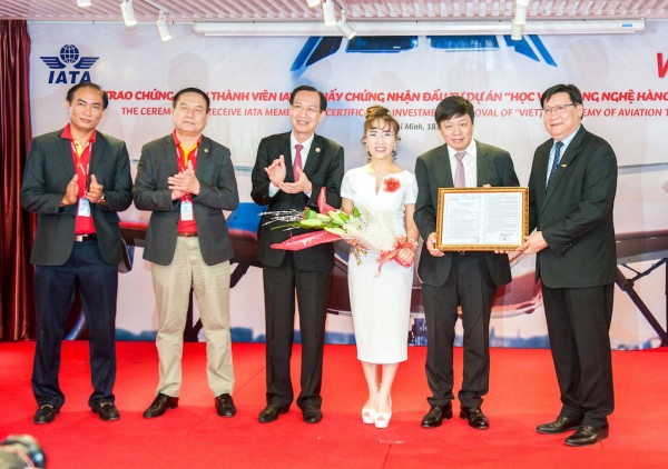 Mr. Le Thanh Liem, Vice Chairman of the People’s Committee of Ho Chi Minh City (3rd, left) grants investment certificate for Vietjet Center of Aviation Technology