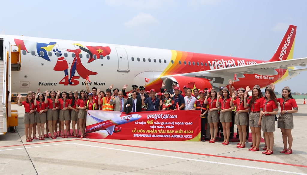 Vietjet management and staff welcomes the new aircraft at Tan Son Nhat International Airport