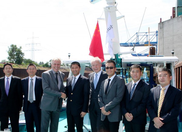 Mr. Erich Staake, CEO of Duisburger Hafen AG (3. f. l.) welcomes Mr. Lin Bing, President of Yantian Port Group (4. f. l.), accompanied by a high-ranking delegation of the Yantian Port Group from Shenzhen in the Port of Duisburg.