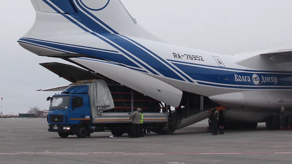 Carefully unloading the rhinos from Volga Dnepr's IL76TD90VD freighter