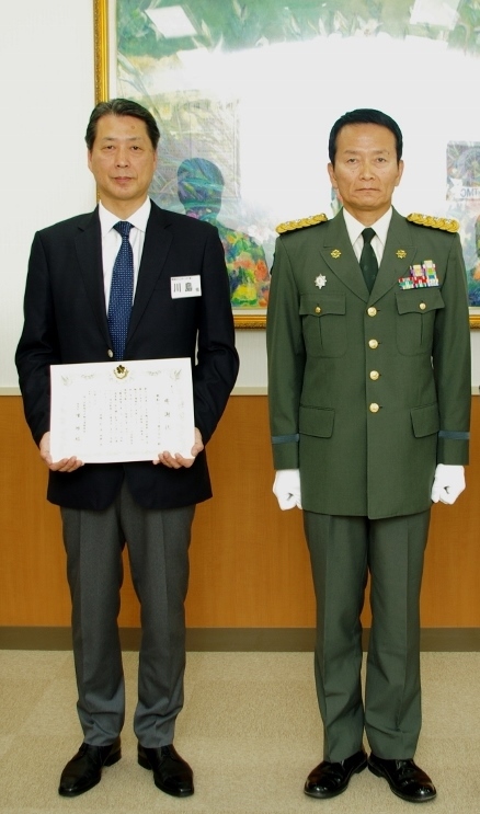 Toshio Kawashima, Executive Officer, Yusen Logistics (left), and Masaaki Dan, Colonel JGSDF Commanding Officer, Central Transportation Management Command (right)