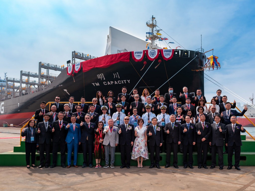 Front row：Yang Ming Marine Transport Corp. Chairman Cheng Cheng-Mount (Middle), Lady Sponsor Mrs. Chiu Tseng-Yu, Yang Ming Marine Transport Corp. Senior V. P. (7th from right), CSBC Corporation Chairman Cheng Wen-Lon (6th from right), CSBC Corporation President Tseng Kuo-Cheng (5th from right)