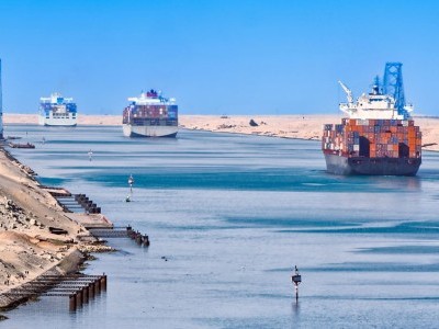 https://www.ajot.com/images/uploads/article/Container-ships_Suez-Canal.jpg