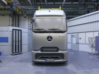 https://www.ajot.com/images/uploads/article/Daimler_EV_truck.jpg