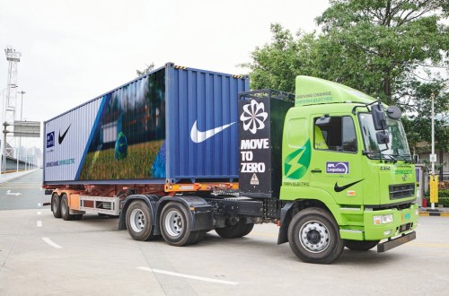 https://www.ajot.com/images/uploads/article/03_Nike-and-APL-Logistics-Container-on-electric-truck.jpg