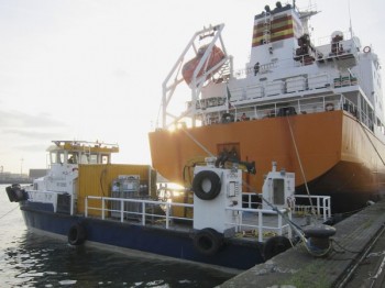 https://www.ajot.com/images/uploads/article/Hydrex_workboat_alongside_tanker.jpg
