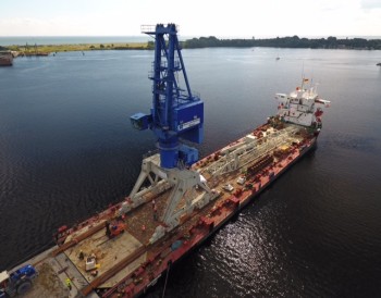https://www.ajot.com/images/uploads/article/MV_Papenburg_moves_Rhenus_port_crane_German_Ports.JPG