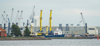 https://www.ajot.com/images/uploads/article/liebherr-lhm-800-mobile-harbour-crane-montevideo-wide.jpeg