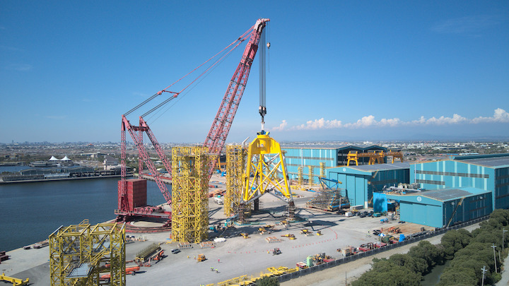The lifting capacity of the PTC210-DS ring crane allowed up to four jackets to be assembled at once at the same location, fast tracking the assembly work.