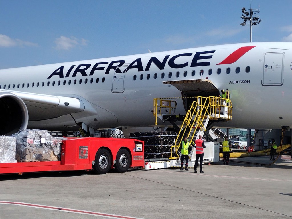 Air France A350 to YUL with electric loading vehicle