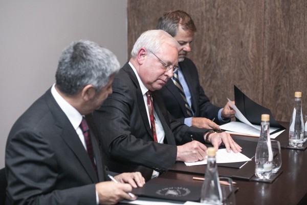 L-R: Robert Murchison, President of Terminal Zárante S.A, James K. Lyons, director & chief executive officer for the Alabama State Port Authority, and Yurik Díaz, Manager of SAAM Puertos S.A. execute a Memorandum of Understanding to establish an automotive logistics (RO/RO) terminal at the Port of Mobile during a signing ceremony held yesterday at the Palacio Duhau in Buenos Aires, Argentina.