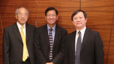 From left: Orient Overseas (International) Ltd Chairman C.C. Tung, HKTDC Deputy Executive Director Raymond Yip, and Hong Kong Shippers’ Council Chairman Willy Lin, introduce the 2015 Asian Logistics and Maritime Conference. Mr Yip says that the upcoming ALMC will focus on the key topics of China’s Belt and Road Initiative, e-commerce and Big Data analytics